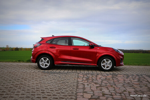 Ford Puma seitlich auf Pflaster