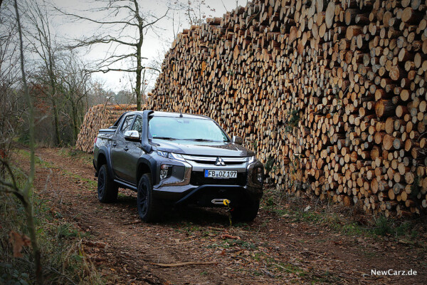 Mitsubishi L200 Off Road Holzstapel