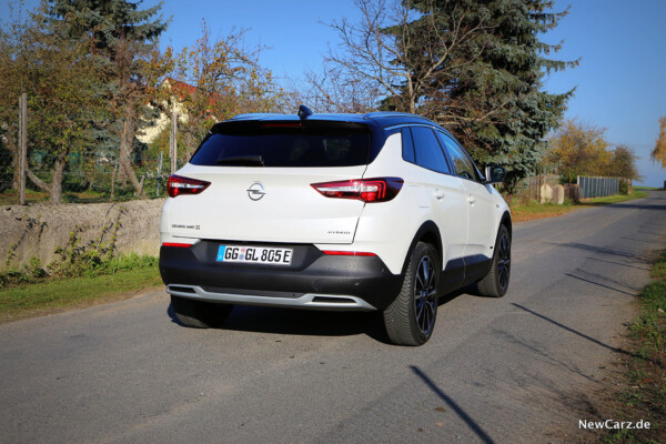 Opel Grandland X Hybrid schräg hinten rechts