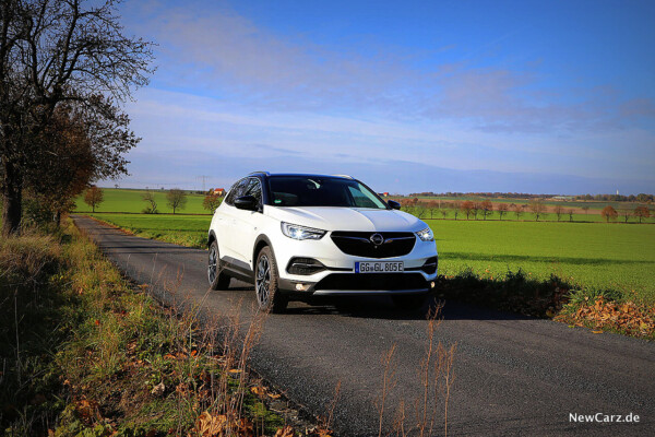 Opel Grandland X Hybrid schräg vorne rechts