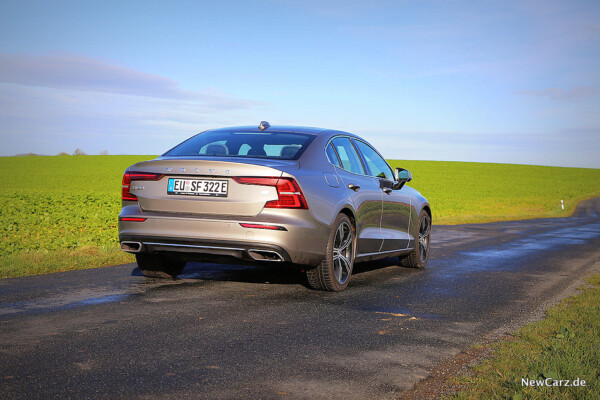 Volvo S60 T8 Recharge schräg hinten rechts