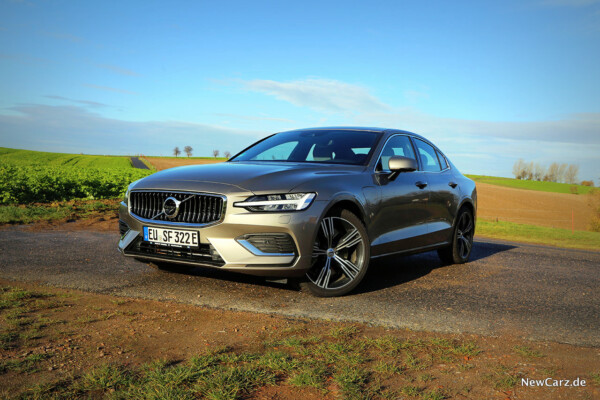 Volvo S60 T8 Recharge schräg vorne links