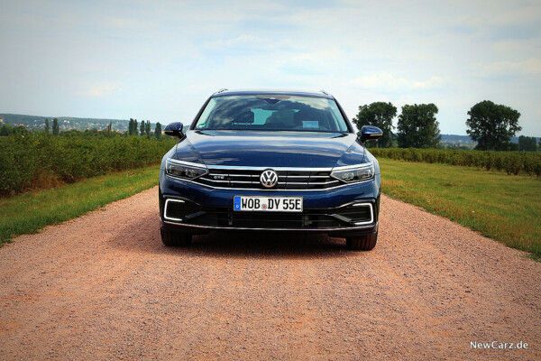 VW Passat GTE Variant Front