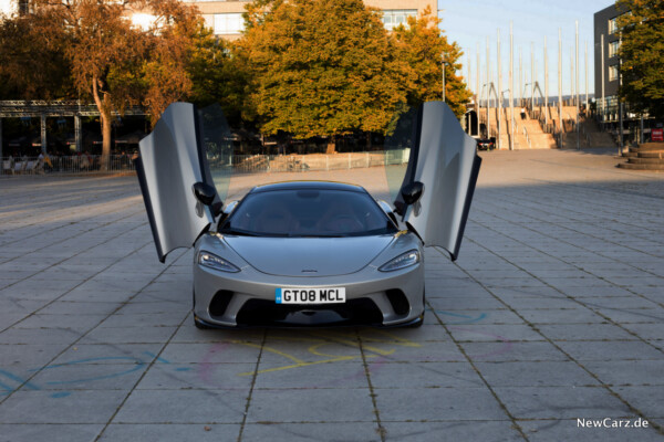 McLaren GT Flügeltüren