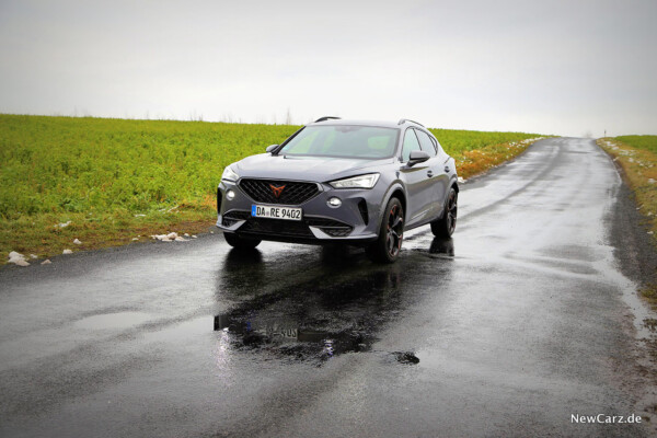 Cupra Formentor auf nasser Fahrbahn