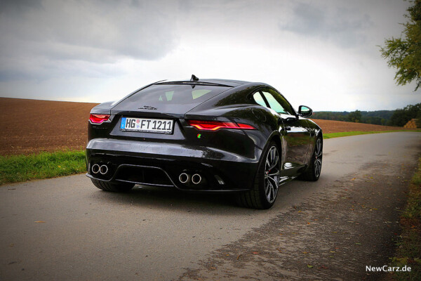 Jaguar F-Type R schräg hinten rechts