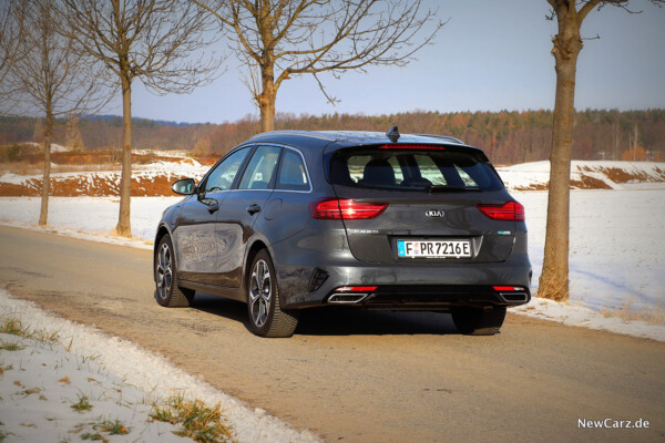 Kia Ceed Sportswagon PHEV schräg hinten links