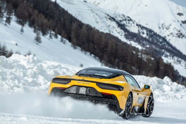 Maserati MC20 im Schnee