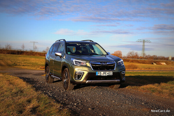 Subaru Forester e-Boxer schräg vorne auf Schotter