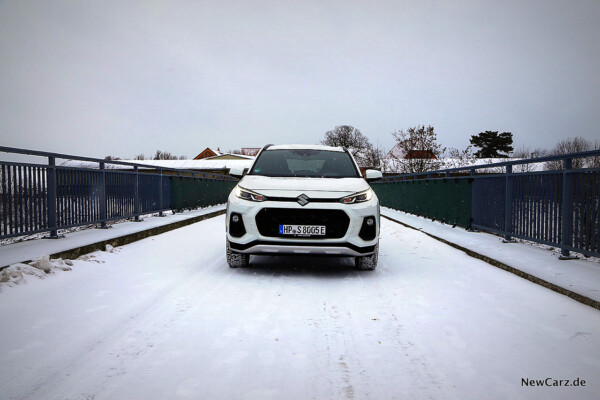 Suzuki Across Frontansicht Schnee