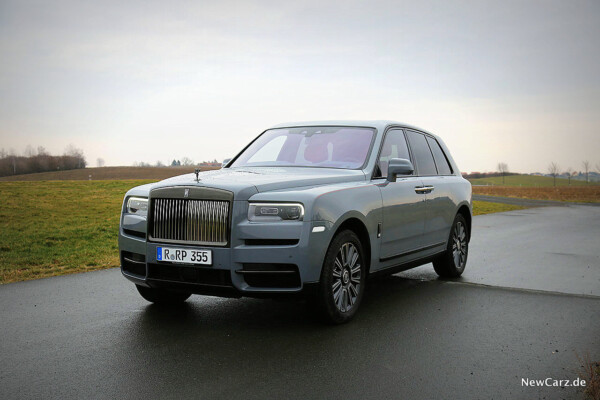 Rolls-Royce Cullinan Black Badge schräg vorne links