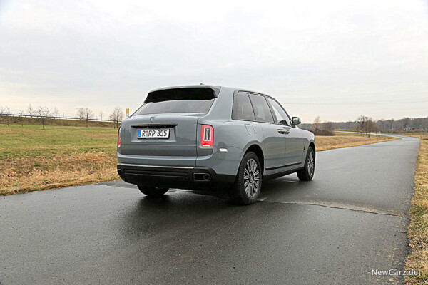 Rolls-Royce Cullinan Black Badge schräg hinten