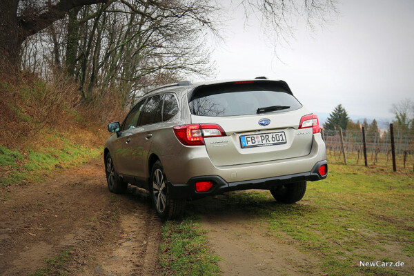 Subaru Outback schräg hinten offroad