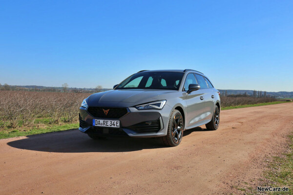 Cupra Leon ST e-Hybrid schräg vorne links