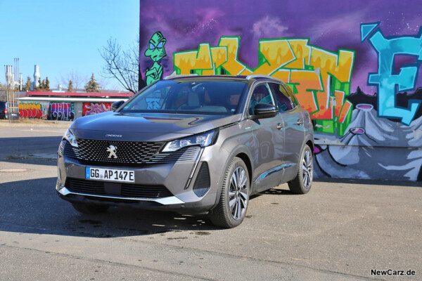 Peugeot 3008 Hybrid4 schräg vorn links
