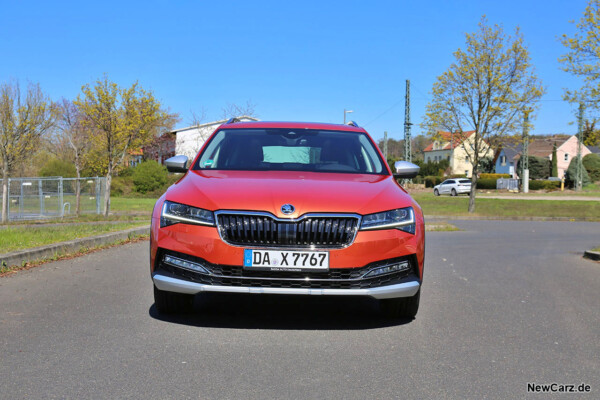 Skoda Superb Scout Front