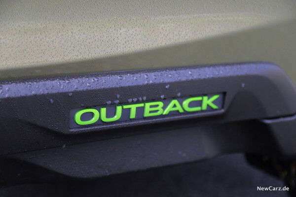 Outback-Schriftzug grün