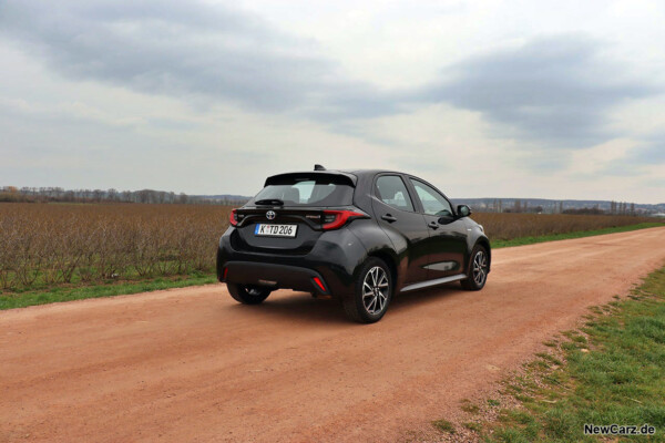 Toyota Yaris Hybrid schräg hinten rechts