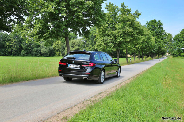 BMW 540d Touring schräg hinten rechts