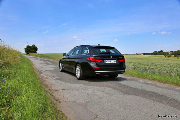 BMW 540d Touring schräg hinten links