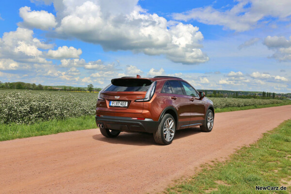 Cadillac XT4 schräg hinten rechts