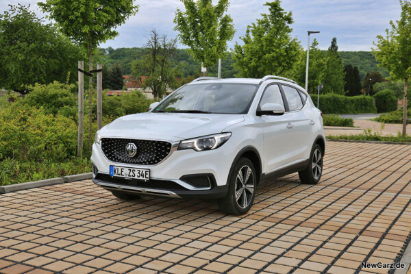 MG ZS EV schräg vorn links