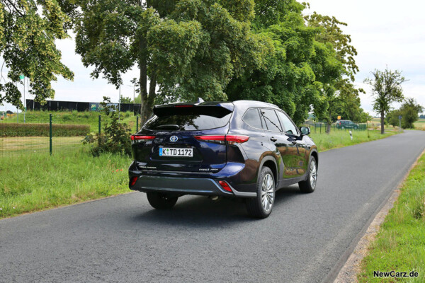 Toyota Highlander schräg hinten rechts