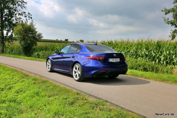 Alfa Romeo Giulia schräg hinten links