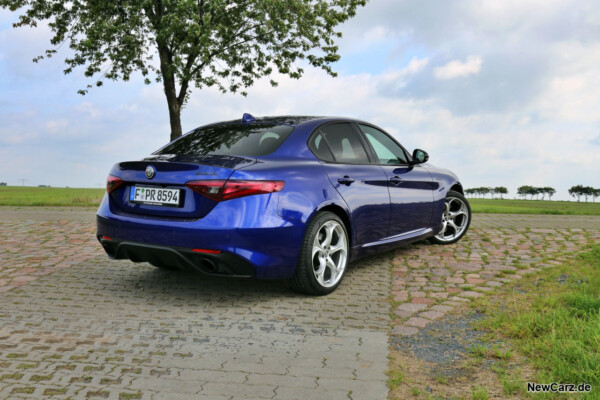 Alfa Romeo Giulia schräg hinten rechts