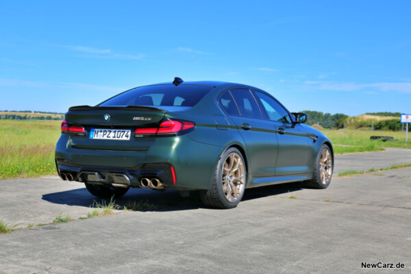 BMW M5 CS schräg hinten rechts