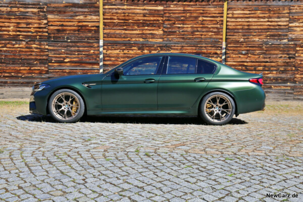 BMW M5 CS Seitenansicht Pflaster