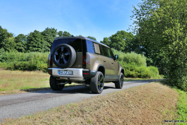 Land Rover Defender 110 schräg hinten rechts