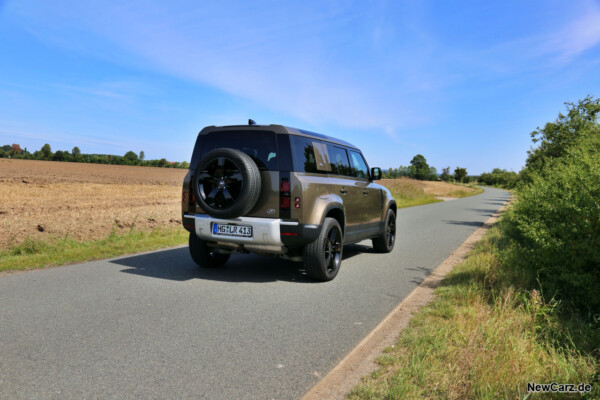 Land Rover Defender 110 schräg hinten rechts