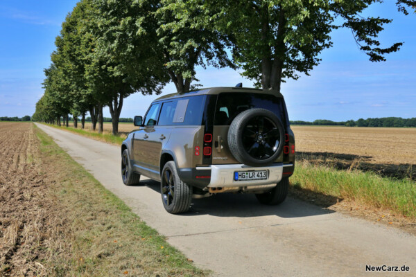 Land Rover Defender 110 auf Allee