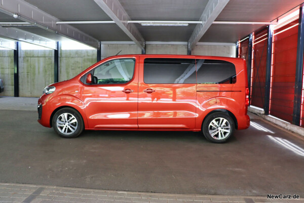 Peugeot Traveller Seitenansicht Garage