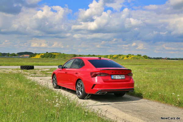 Skoda Octavia RS TSI schräg hinten links