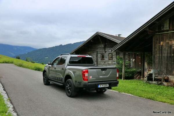 Nissan Navara N-Guard vor Almhütte