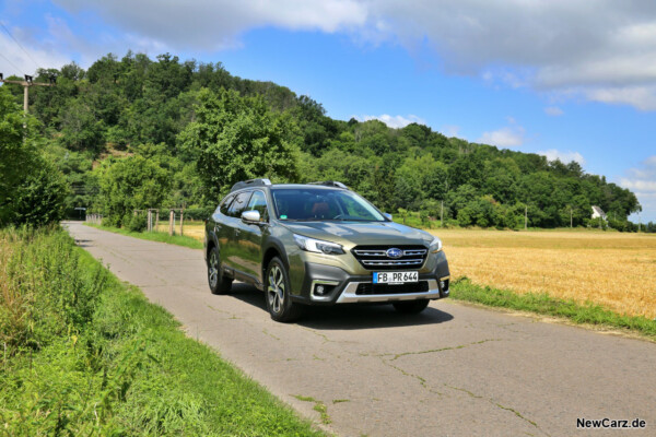 Subaru Outback schräg vorne rechts