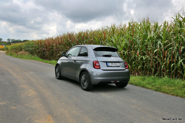 Fiat 500e schräg hinten links