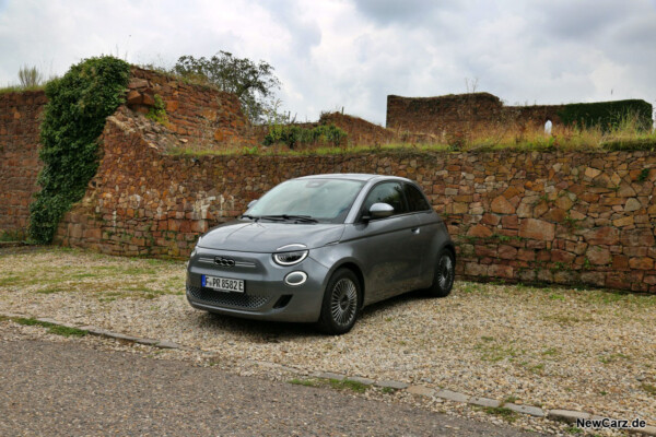 Fiat 500e vor Ruine