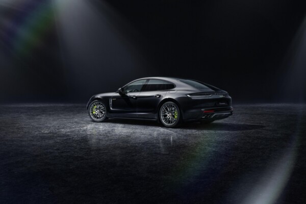 Porsche Panamera Platinum Edition Studiobild