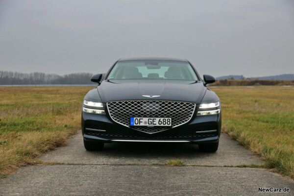 Genesis G80 Frontansicht mit Licht