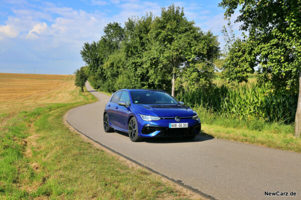 VW Golf 8 R schräg vorn rechts