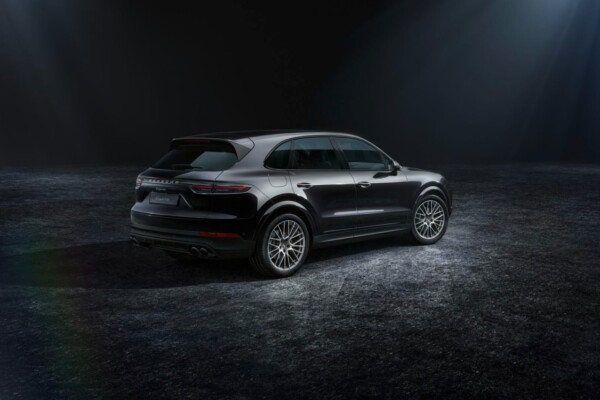 Porsche Cayenne Platinum Edition schräg hinten