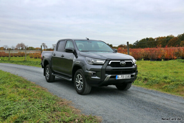 Toyota Hilux schräg vorne rechts