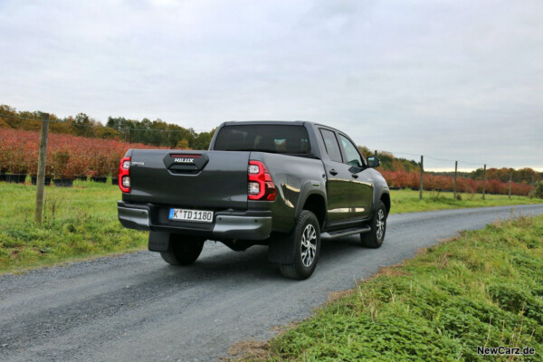 Toyota Hilux schräg hinten rechts