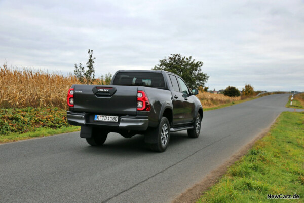 Toyota Hilux schräg hinten rechts