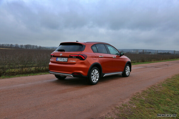 Fiat Tipo Cross schräg hinten rechts