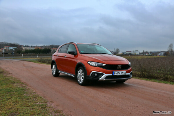 Fiat Tipo Cross schräg vorne rechts