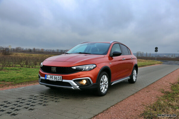 Fiat Tipo Cross schräg vorn links